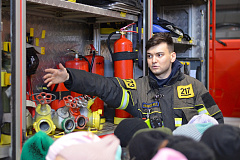 Знакомство с профессией огнеборца: первоклассники побывали в пожарно‑спасательном отряде